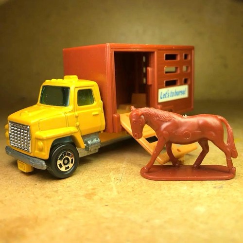 Tomica ford cattle truck - cattle,